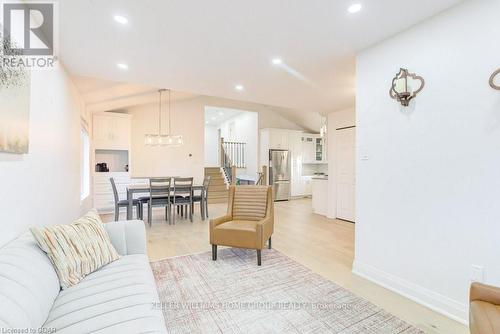 8 Hayward Crescent, Guelph, ON - Indoor Photo Showing Living Room