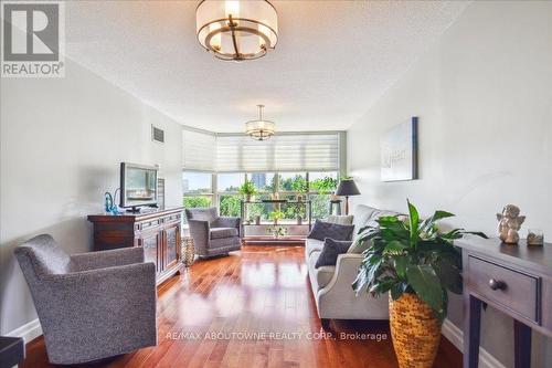 604 - 1110 Walden Circle, Mississauga, ON - Indoor Photo Showing Living Room