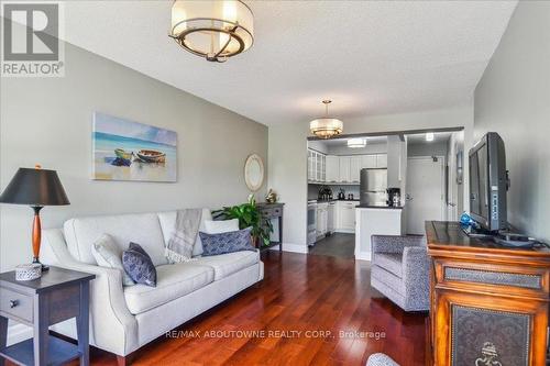 604 - 1110 Walden Circle, Mississauga, ON - Indoor Photo Showing Living Room