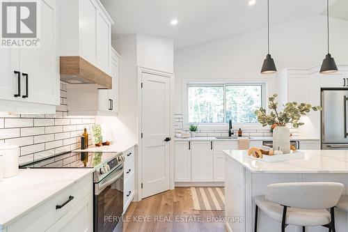 93 Summer Leigh Trail, Huntsville, ON - Indoor Photo Showing Kitchen With Upgraded Kitchen