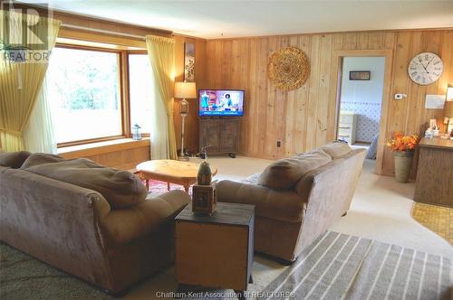 11103 Pinehurst Line, Harwich Township, ON - Indoor Photo Showing Living Room