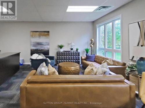 307 - 5327 Upper Middle Road, Burlington, ON - Indoor Photo Showing Living Room