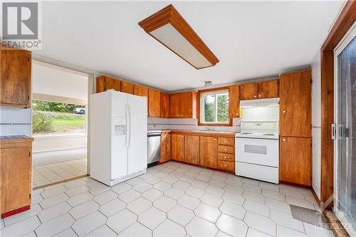 1889 Old Montreal Road, Ottawa, ON - Indoor Photo Showing Kitchen