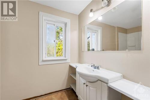 1889 Old Montreal Road, Ottawa, ON - Indoor Photo Showing Bathroom