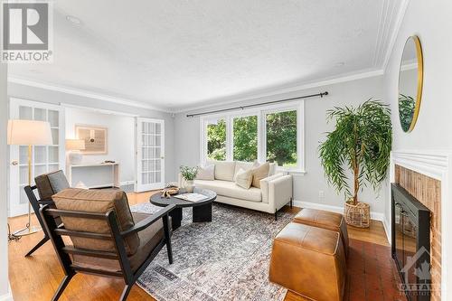 446 Thessaly Circle, Ottawa, ON - Indoor Photo Showing Living Room