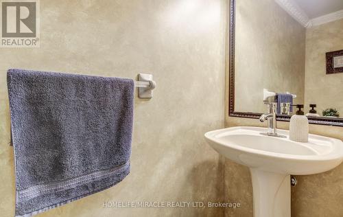 1699 Samuelson Circle, Mississauga, ON - Indoor Photo Showing Bathroom