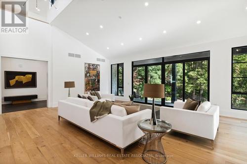 1060 Indian Road, Mississauga, ON - Indoor Photo Showing Living Room