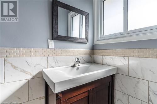 59 Regent Avenue, Hamilton, ON - Indoor Photo Showing Bathroom