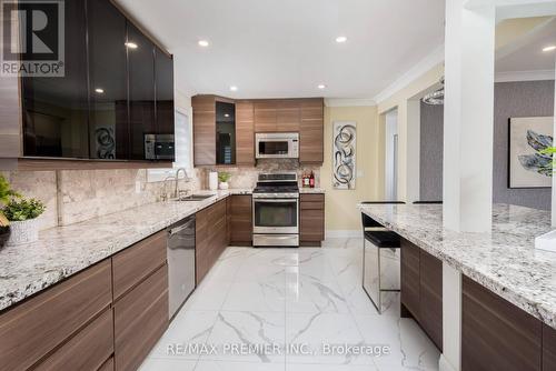 110 Clarence Street, Vaughan, ON - Indoor Photo Showing Kitchen With Upgraded Kitchen