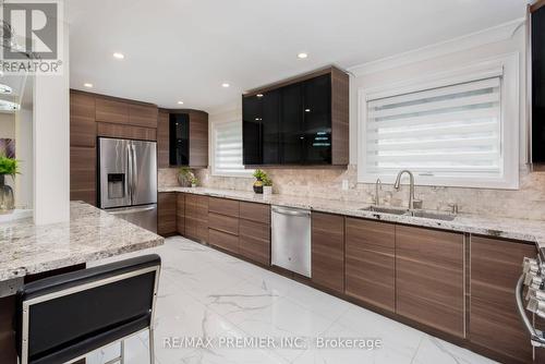 110 Clarence Street, Vaughan, ON - Indoor Photo Showing Kitchen With Upgraded Kitchen