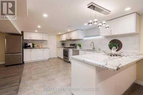 110 Clarence Street, Vaughan, ON - Indoor Photo Showing Kitchen With Upgraded Kitchen