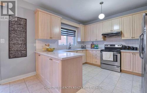 11 Canarygrass Drive, Brampton, ON - Indoor Photo Showing Kitchen