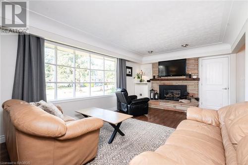 53 7Th Street, Hanover, ON - Indoor Photo Showing Living Room With Fireplace