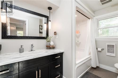 updated bathroom - 53 7Th Street, Hanover, ON - Indoor Photo Showing Bathroom