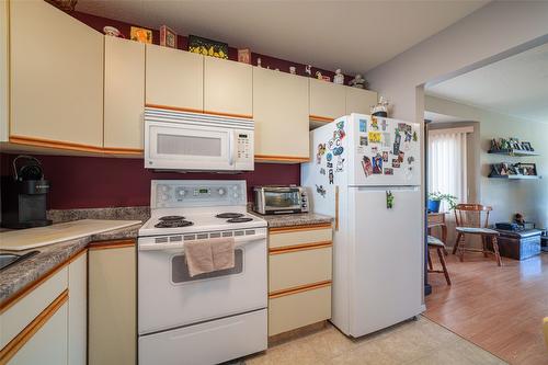 5-4600 Bella Vista Road, Vernon, BC - Indoor Photo Showing Kitchen