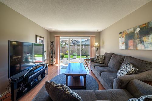 5-4600 Bella Vista Road, Vernon, BC - Indoor Photo Showing Living Room