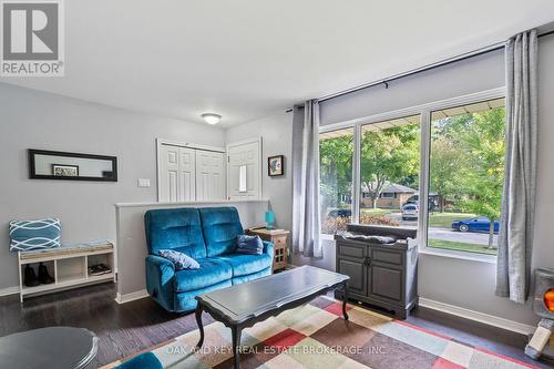 592 Ridgewood Crescent E, London, ON - Indoor Photo Showing Living Room