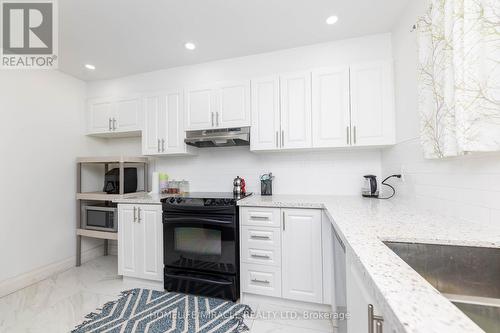 20 - 366 Driftwood Avenue, Toronto, ON - Indoor Photo Showing Kitchen