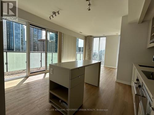 1609 - 101 Peter Street, Toronto, ON - Indoor Photo Showing Kitchen