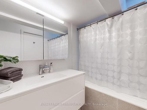 208-99 Coleman Ave, Toronto, ON - Indoor Photo Showing Bathroom