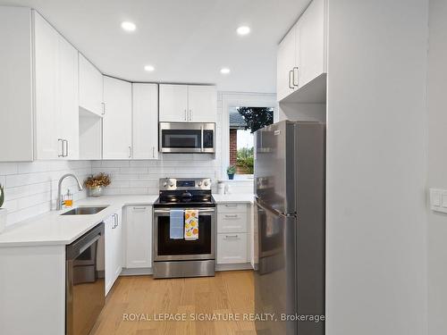 58 Woodbridge Rd, Hamilton, ON - Indoor Photo Showing Kitchen With Upgraded Kitchen