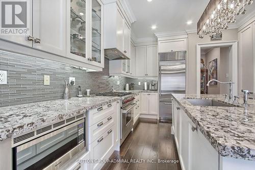 52 Jenny Thompson Court, Richmond Hill, ON - Indoor Photo Showing Kitchen With Upgraded Kitchen