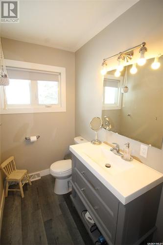 711 4Th Street E, Shaunavon, SK - Indoor Photo Showing Bathroom