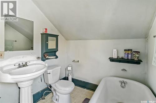 429 H Avenue S, Saskatoon, SK - Indoor Photo Showing Bathroom