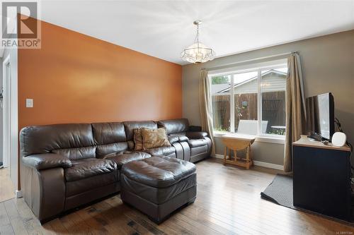 Living room featuring a notable chandelier and hardwood / wood-style flooring - 773 Terrien Way, Parksville, BC - Indoor Photo Showing Living Room