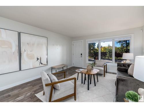 10213 75 St Nw, Edmonton, AB - Indoor Photo Showing Living Room