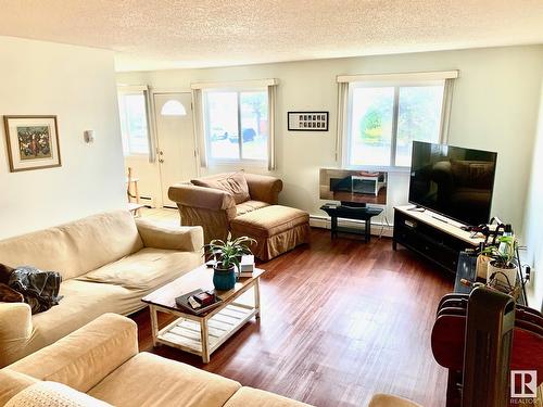 #302 14530 52 St Nw Nw, Edmonton, AB - Indoor Photo Showing Living Room