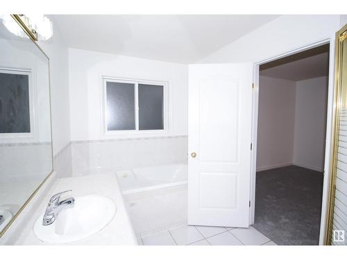 510 Kulawy Pt Nw Nw, Edmonton, AB - Indoor Photo Showing Bathroom