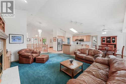 181 Hamptons Green Nw, Calgary, AB - Indoor Photo Showing Living Room