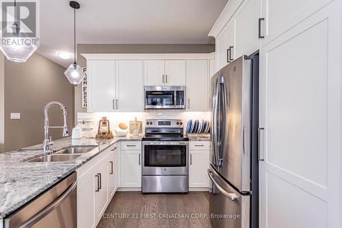 15 Tattersall Lane, Lambton Shores (Grand Bend), ON - Indoor Photo Showing Kitchen With Double Sink With Upgraded Kitchen