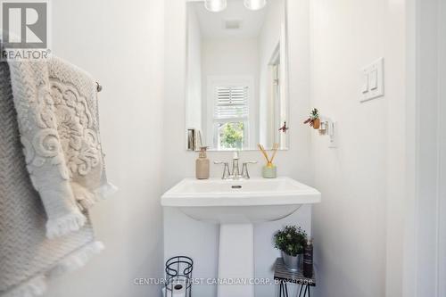 18 - 2491 Tokala Trail, London, ON - Indoor Photo Showing Bathroom