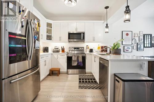 18 - 2491 Tokala Trail, London, ON - Indoor Photo Showing Kitchen With Upgraded Kitchen