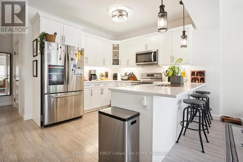 18 - 2491 Tokala Trail, London, ON - Indoor Photo Showing Kitchen With Upgraded Kitchen