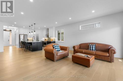 104 Foxborough Place, Thames Centre (Thorndale), ON - Indoor Photo Showing Living Room