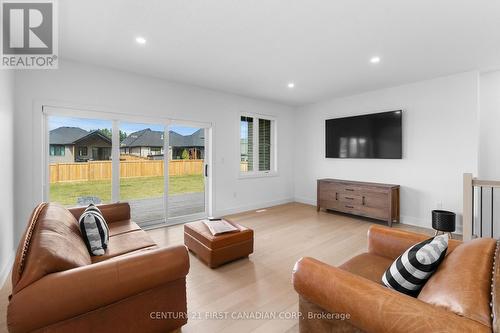 104 Foxborough Place, Thames Centre (Thorndale), ON - Indoor Photo Showing Living Room