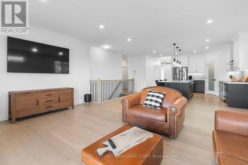 104 Foxborough Place, Thames Centre (Thorndale), ON - Indoor Photo Showing Living Room