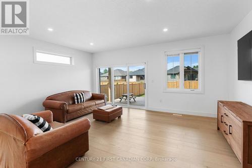 104 Foxborough Place, Thames Centre (Thorndale), ON - Indoor Photo Showing Living Room