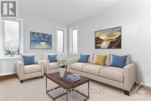 646 Hamsa Street, Ottawa, ON - Indoor Photo Showing Living Room