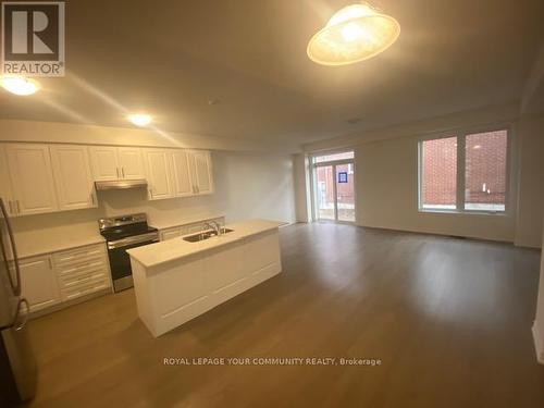 92 Phoenix Boulevard, Barrie, ON - Indoor Photo Showing Kitchen