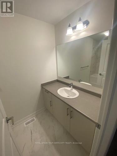 92 Phoenix Boulevard, Barrie, ON - Indoor Photo Showing Bathroom