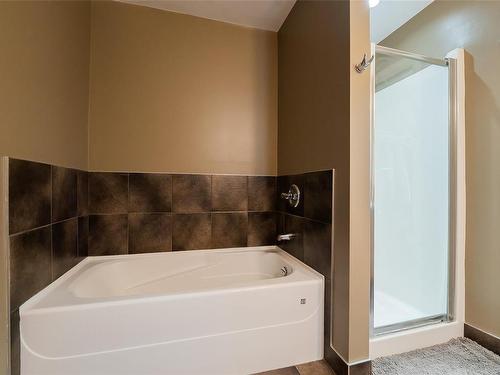 205-555 Franklyn St, Nanaimo, BC - Indoor Photo Showing Bathroom