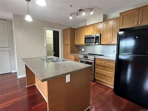 205-555 Franklyn St, Nanaimo, BC - Indoor Photo Showing Kitchen With Double Sink