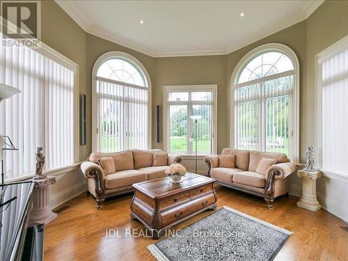 15 Lake Woods Drive, Whitchurch-Stouffville, ON - Indoor Photo Showing Living Room