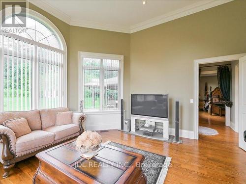 15 Lake Woods Drive, Whitchurch-Stouffville, ON - Indoor Photo Showing Living Room