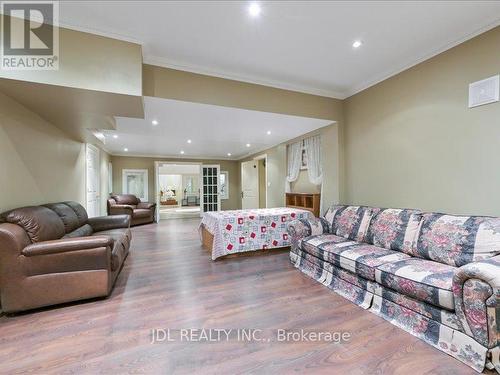 15 Lake Woods Drive, Whitchurch-Stouffville, ON - Indoor Photo Showing Living Room