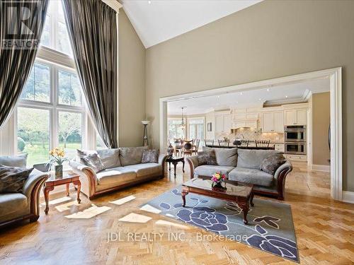 15 Lake Woods Drive, Whitchurch-Stouffville, ON - Indoor Photo Showing Living Room